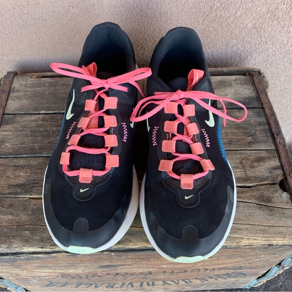 Nike Women’s React Escape Running Shoe - Picture 3 of 8